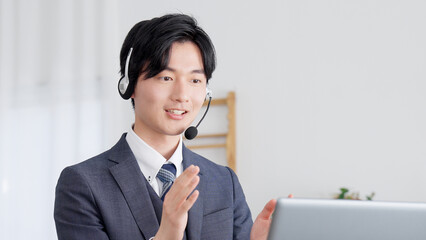 自宅でオンラインミーティングをするビジネスマン
