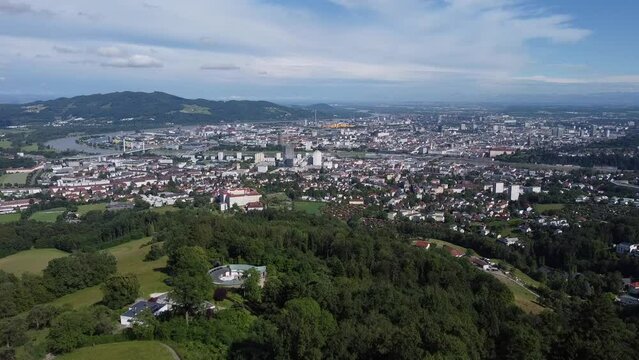 Scenic flight towards Linz in Upper Austria from Mount P&ouml;stlingberg