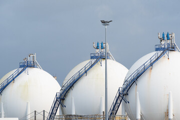 Illustration &eacute;nergies : cuves de stockage de gaz naturel liqu&eacute;fi&eacute;