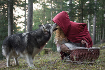 Le loup et le petit chaperon rouge se rencontrent dans la for&ecirc;t