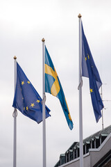 Drapeaux europ&eacute;ens &agrave; c&ocirc;t&eacute; du drapeau su&eacute;dois dans le ciel