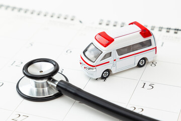 カレンダーと聴診器と救急車