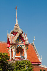 Fototapeta premium a beautiful building sitting on the side of a road in a park