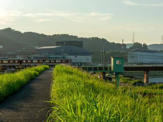 大和川堤防を横切る近鉄道明寺線の電車
