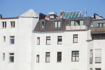 Modernes, weisses Wohngebäude im Frühling, Hamburg, Deutschland