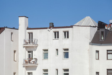 Fototapeta premium Modernes, weisses Wohngebäude im Frühling, Hamburg, Deutschland
