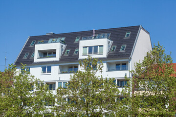 Modernes, weisses Wohngebäude im Frühling, Hamburg, Deutschland