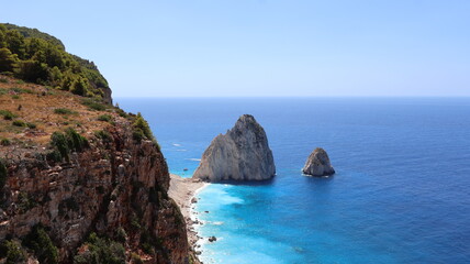 Widok z skarpy na skały mizithres na greckiej wyspie Zakynthos  © Dawid
