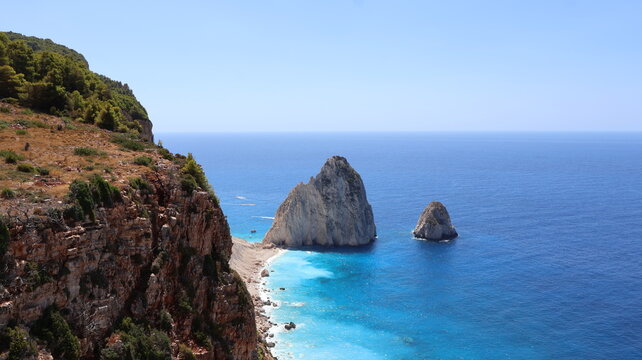 Widok z skarpy na skały mizithres na greckiej wyspie Zakynthos 