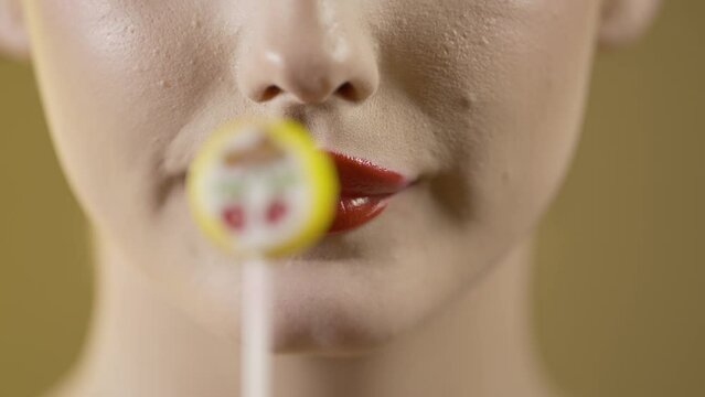 kobieta lize lizak owocowy