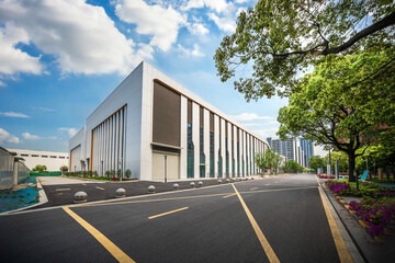 Obraz premium Modern Urban Building with Empty Street