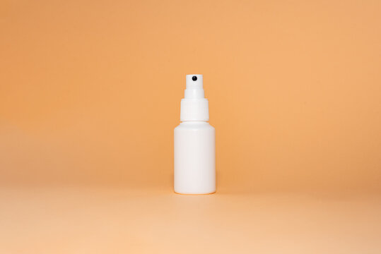 Bouteille cosm&eacute;tique, bouteille blanche, spray, vaporisateur, packaging sans &eacute;tiquette