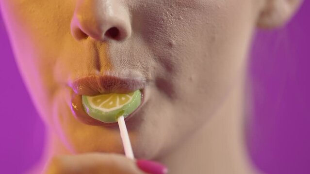 kobieta bierze lizak w usta