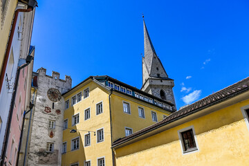 Obraz premium Bruneck, Brunico, Ursulinenkirche, Kirche, Altstadt, Ursulinentor, Altstadt, Altstadthäuser, Stadtgasse, historische Häuser, Pustertal, Dolomiten, Südtirol, Frühling, Sommer, Italien