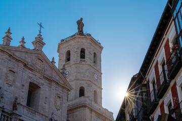 Fototapeta premium view of the historic Valladolid Cathedral bell tower with a sunburst