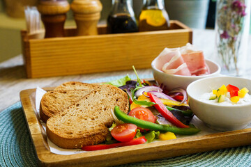 Toasted bread with vegetables, ham and cottage cheese