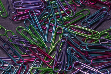 カラフルなクリップの鉄素材イメージ