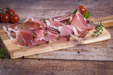 Räucherschinken auf einem Holzbrett
