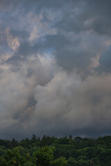 Romantische stimmungsvolle Wolken über Marburg