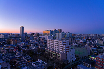 夜の始まりの街