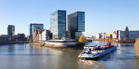 Fototapeta premium Düsseldorf, Containerschiff im Medienhafen