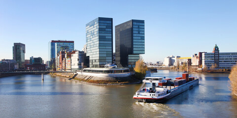 Düsseldorf, Containerschiff im Medienhafen