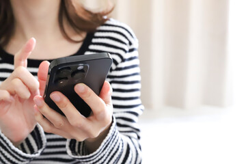 スマホを使う女性の手元