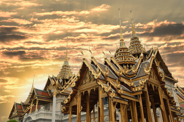 Fototapeta premium Roof details of Wat Phra Kaew (Wat Phra Sri Rattana Satsadaram) in Bangkok while golden sunset, Thailand