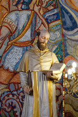 Obraz premium A statue of Saint Francis de Sales. Un statue de Saint François de Sales.