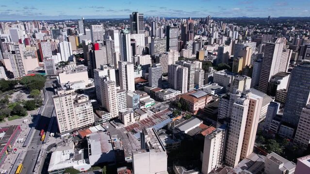 V&iacute;deo de drone do centro de Curitiba. Imagem a&eacute;rea geral de Curitiba, Paran&aacute;