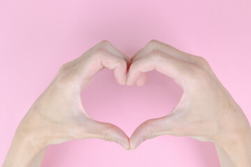 Obraz premium 手でハートマークを作る