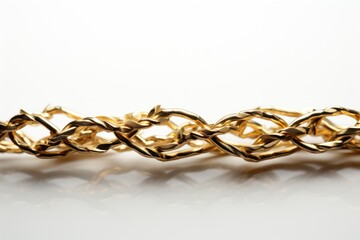 Naklejka premium Elegant Gold Chain with Intricate Design on White Background
