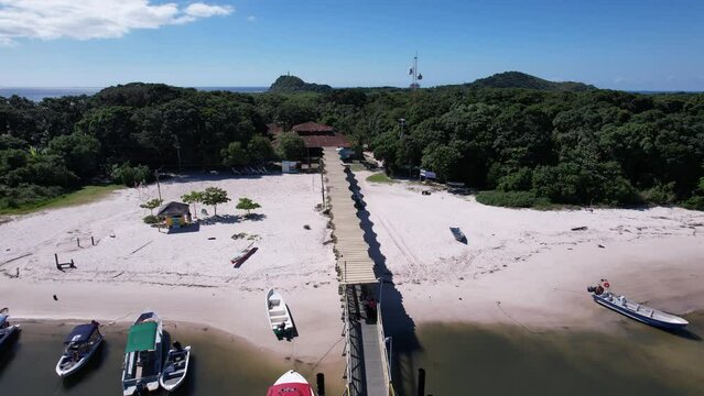 V&iacute;deo de drone Ilha do Mel, Paranagu&aacute;, Paran&aacute;. Imagem a&eacute;rea da paraia. V&iacute;deo do mar, e do trapiche. Dia de sol na Ilha do Mel. Ver&atilde;o no Paran&aacute;. Praia do sul do Brasil. Vista a&eacute;rea do mar e da natureza