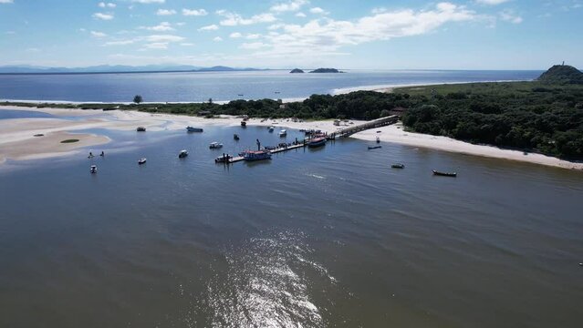 V&iacute;deo de drone Ilha do Mel, Paranagu&aacute;, Paran&aacute;. Imagem a&eacute;rea da paraia. V&iacute;deo do mar, e do trapiche. Dia de sol na Ilha do Mel. Ver&atilde;o no Paran&aacute;. Praia do sul do Brasil. Vista a&eacute;rea do mar e da natureza