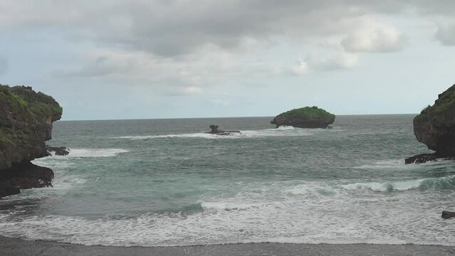 Big waves at Watu Karung beach