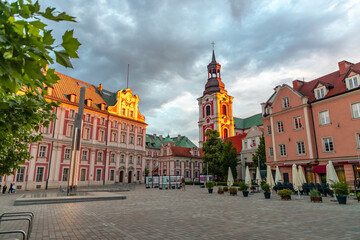 Obraz premium Kolegiac Square in Poznan at sunset in spring in Poland