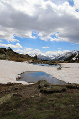 Pequeños lagos entre la nieve en un valle de alta montaña