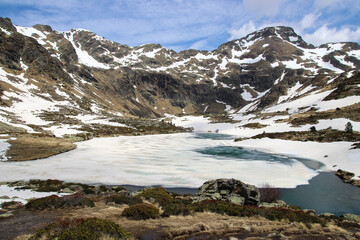Vistas de un lago helado en los Pirineos