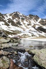 Primeras nieves en la montaña y un lago helado
