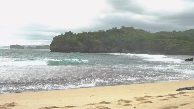 Big waves at Watu Karung beach