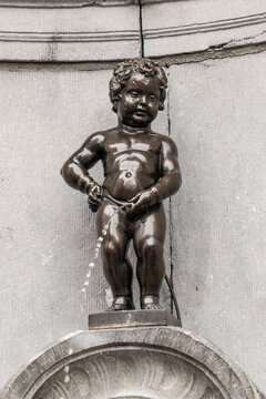 Brussels, Belgium, May 23, 2024: Manneken Pis, a renowned bronze sculpture and fountain in Brussels. Vertical video.