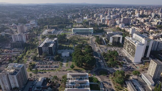 Drone centro c&iacute;vico de Curitiba. Imagem a&eacute;rea do Centro c&iacute;vico de Curitba, espa&ccedil;o que concentra os tr&ecirc;s poderes, a Assembleia lesgilativa do Paran&aacute;, o Tribunal de Justi&ccedil;a do estado, e o Pal&aacute;cio Igua&ccedil;u