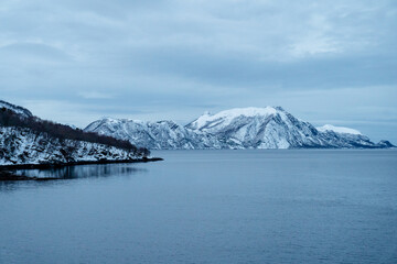 Obraz premium Winter in Norway at sea with mountainview