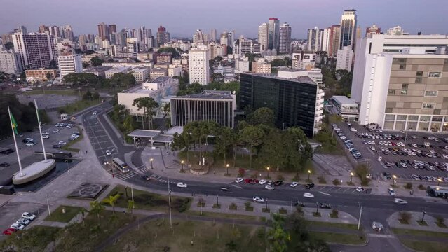 Imagem a&eacute;rea da Assembl&eacute;ia Legislativa do Paran&aacute;. Sede do poder legislativo no estado, onde deputados trabalham e votam projetos de lei. Este &eacute; um pr&eacute;dio p&uacute;blico que pertence ao legislativo estadual. 