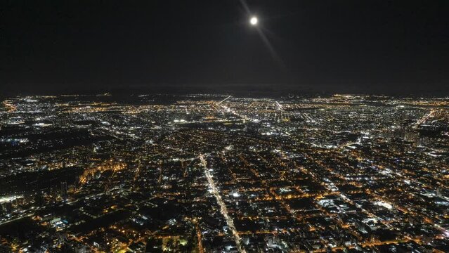 V&iacute;deo de drone de Curitiba durante a noite, luzes da cidade, lua no c&eacute;u e tr&acirc;nsito em movimento r&aacute;pido
