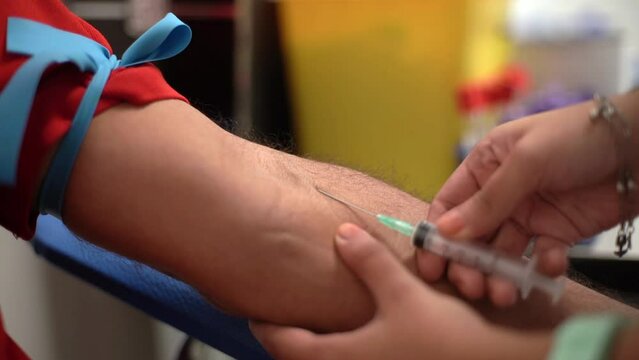 a la persona se le extrae sangre para an&aacute;lisis de rutina