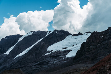 nieve en la cima de una montaña 