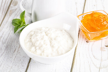 Grain curd with cream and jam