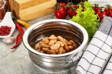 White canned beans in the bowl