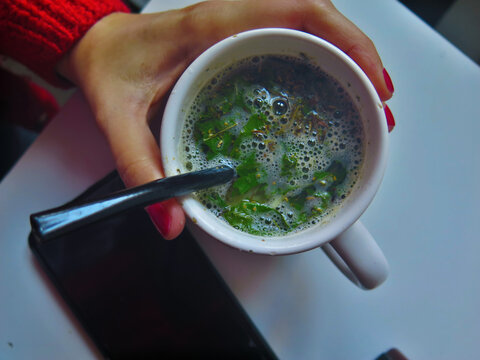 mano taza t&eacute; infusion yuyos